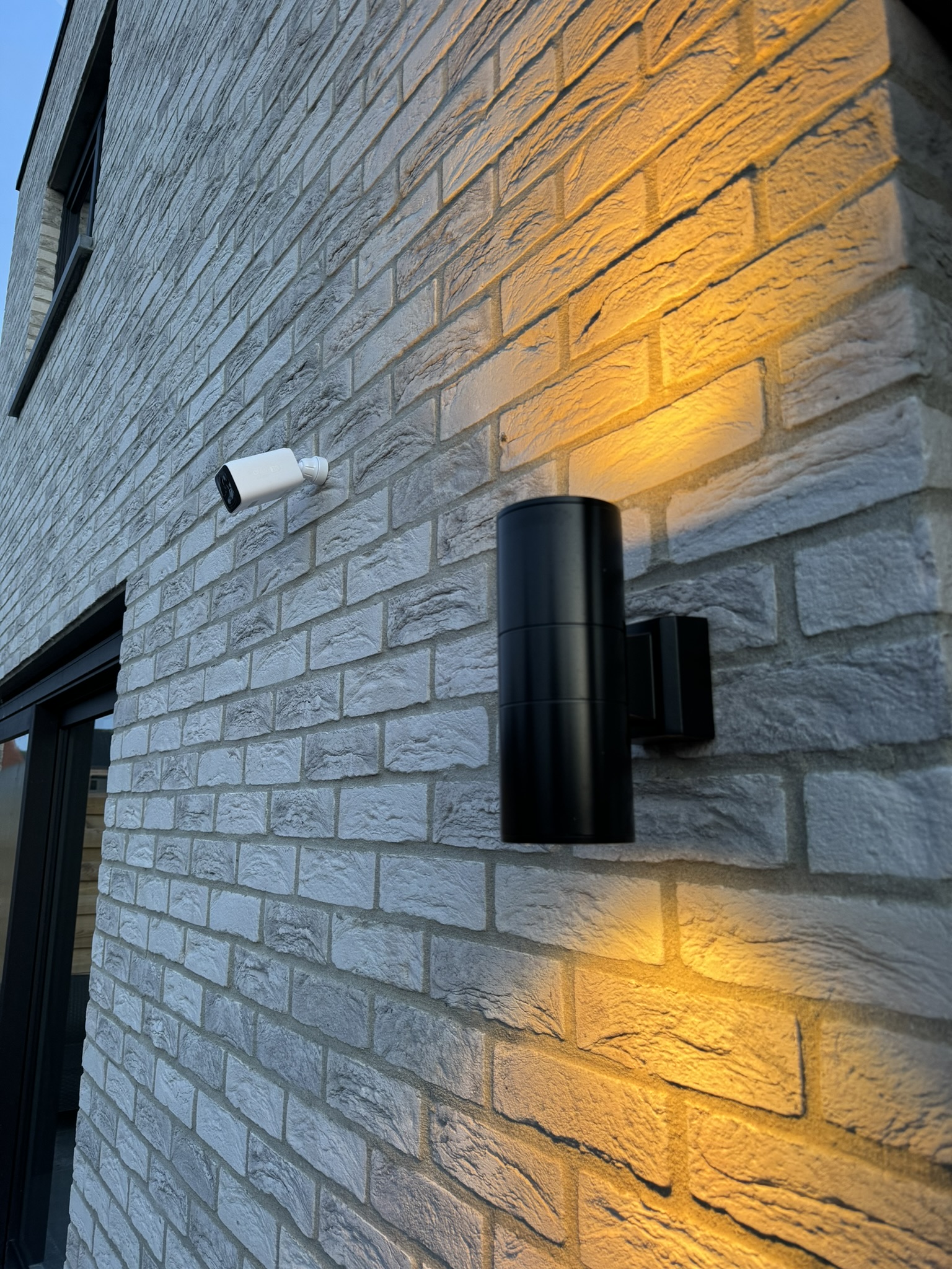 Overzicht van slimme verlichting rond een woning