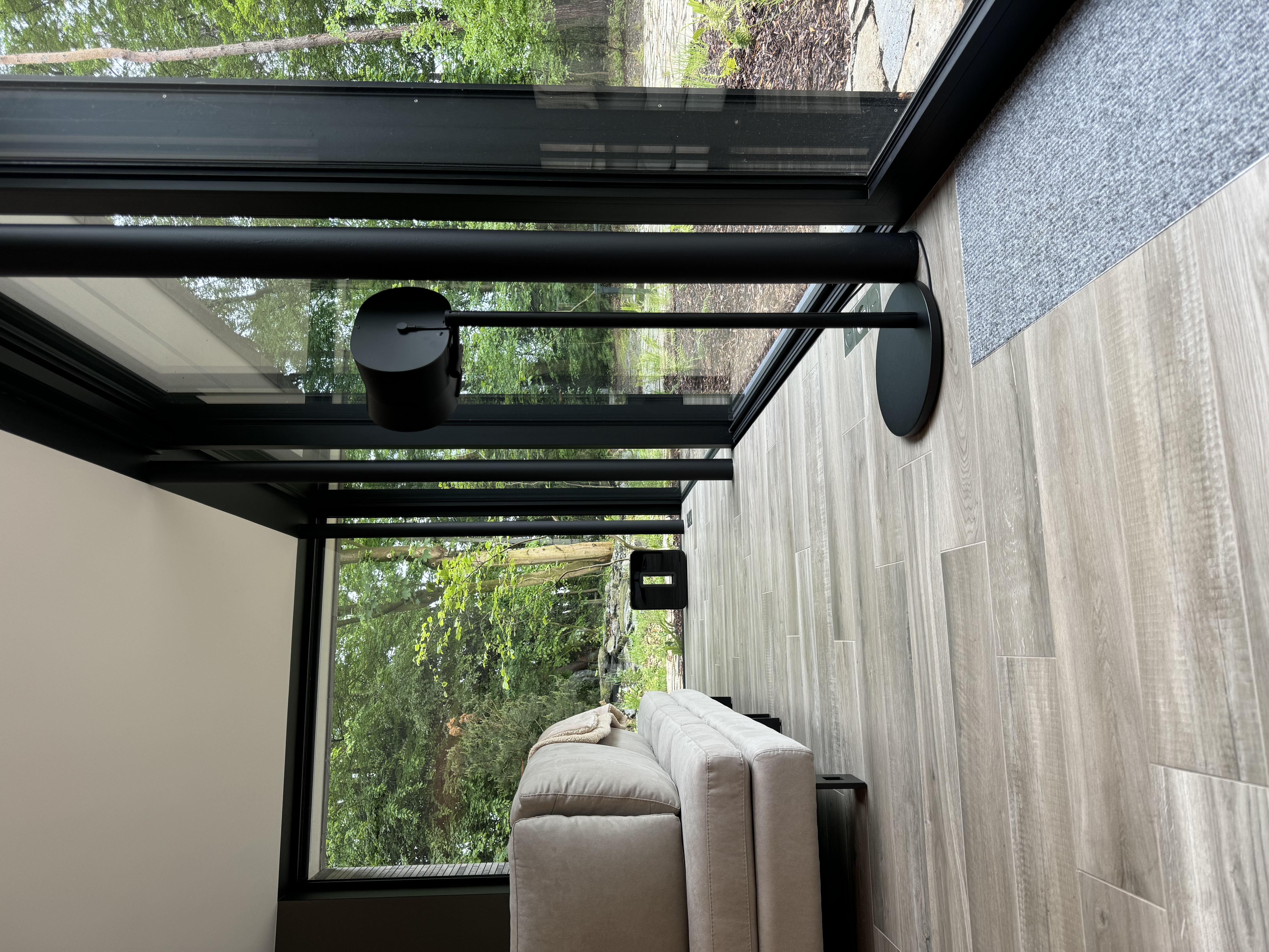 Detailbeeld van de Sonos Sub naast het televisiemeubel