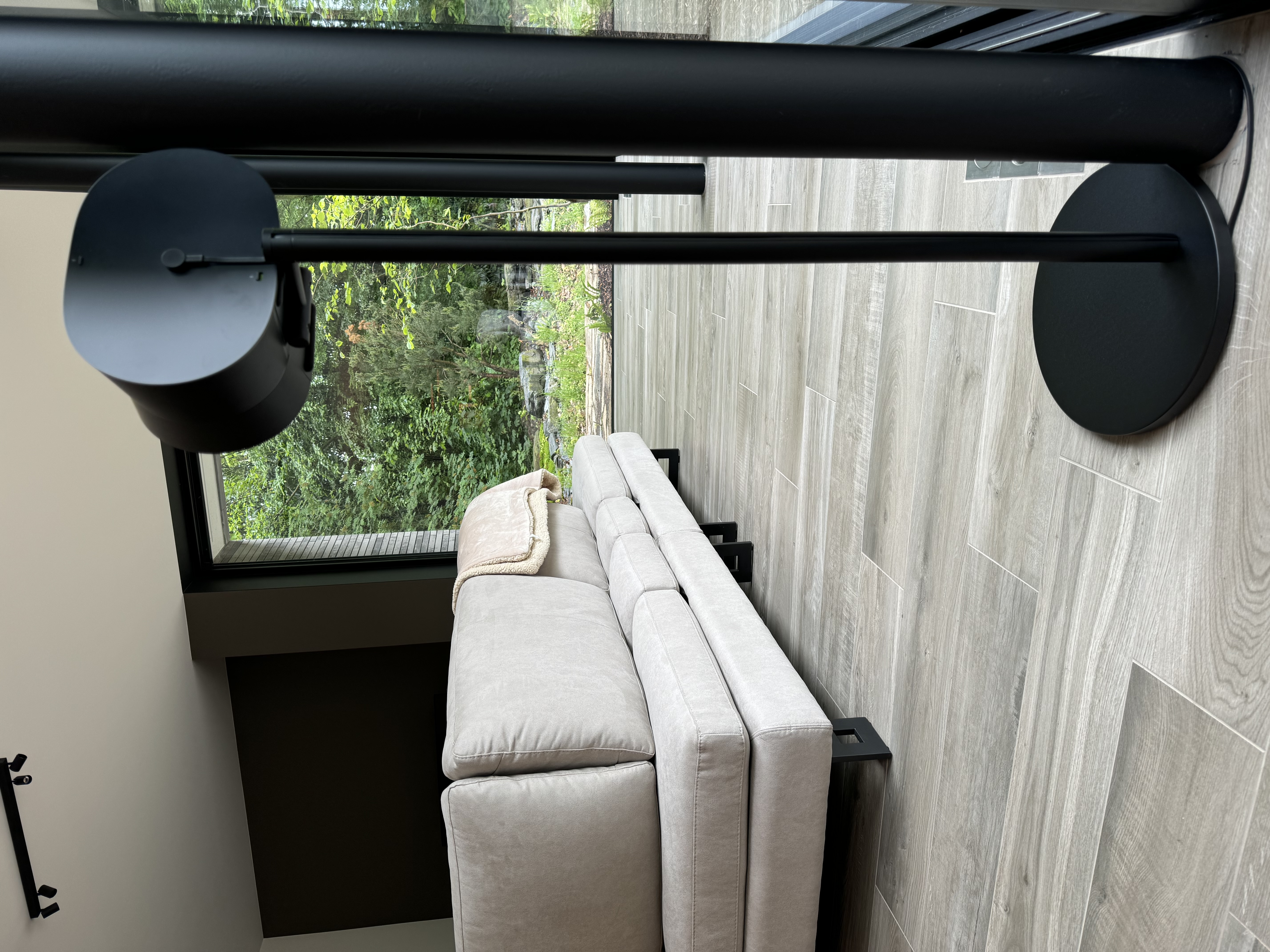 Detailbeeld van de zwarte Sonos Sub in de leefruimte