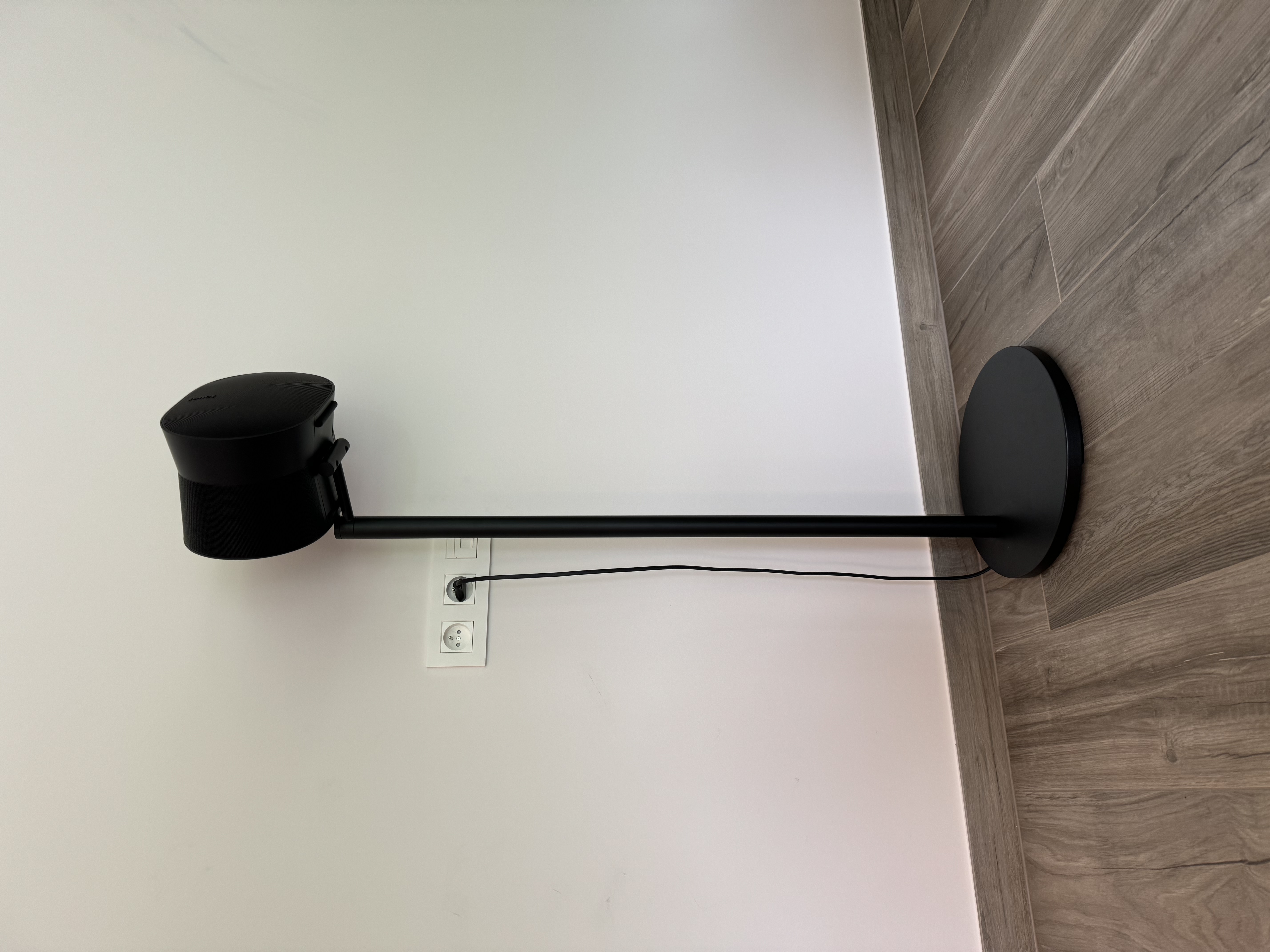 Witte Sonos Era 300 geplaatst op een zwarte luidsprekerstandaard