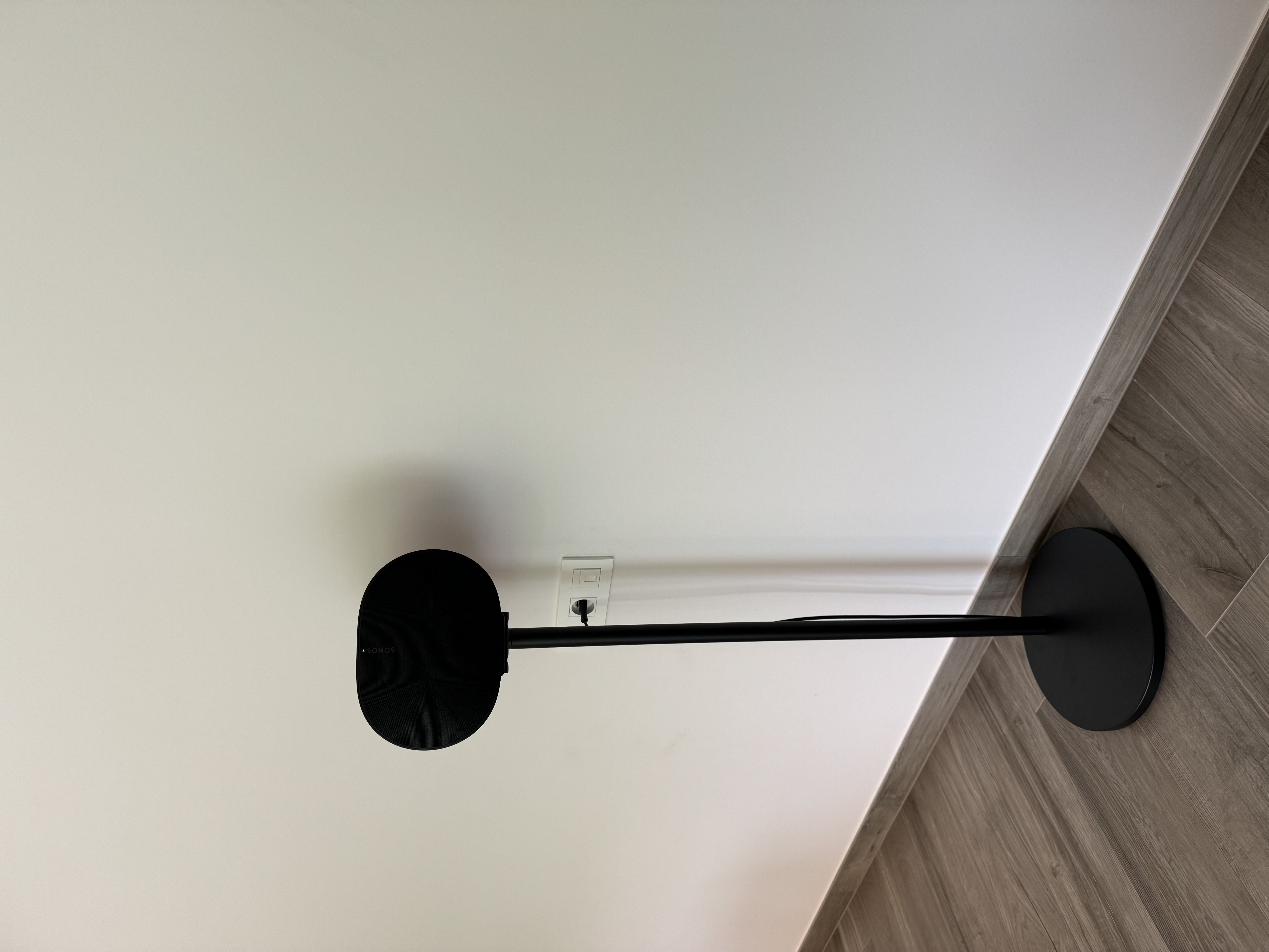 Detailbeeld van de tweede witte Sonos Era 300 op standaard