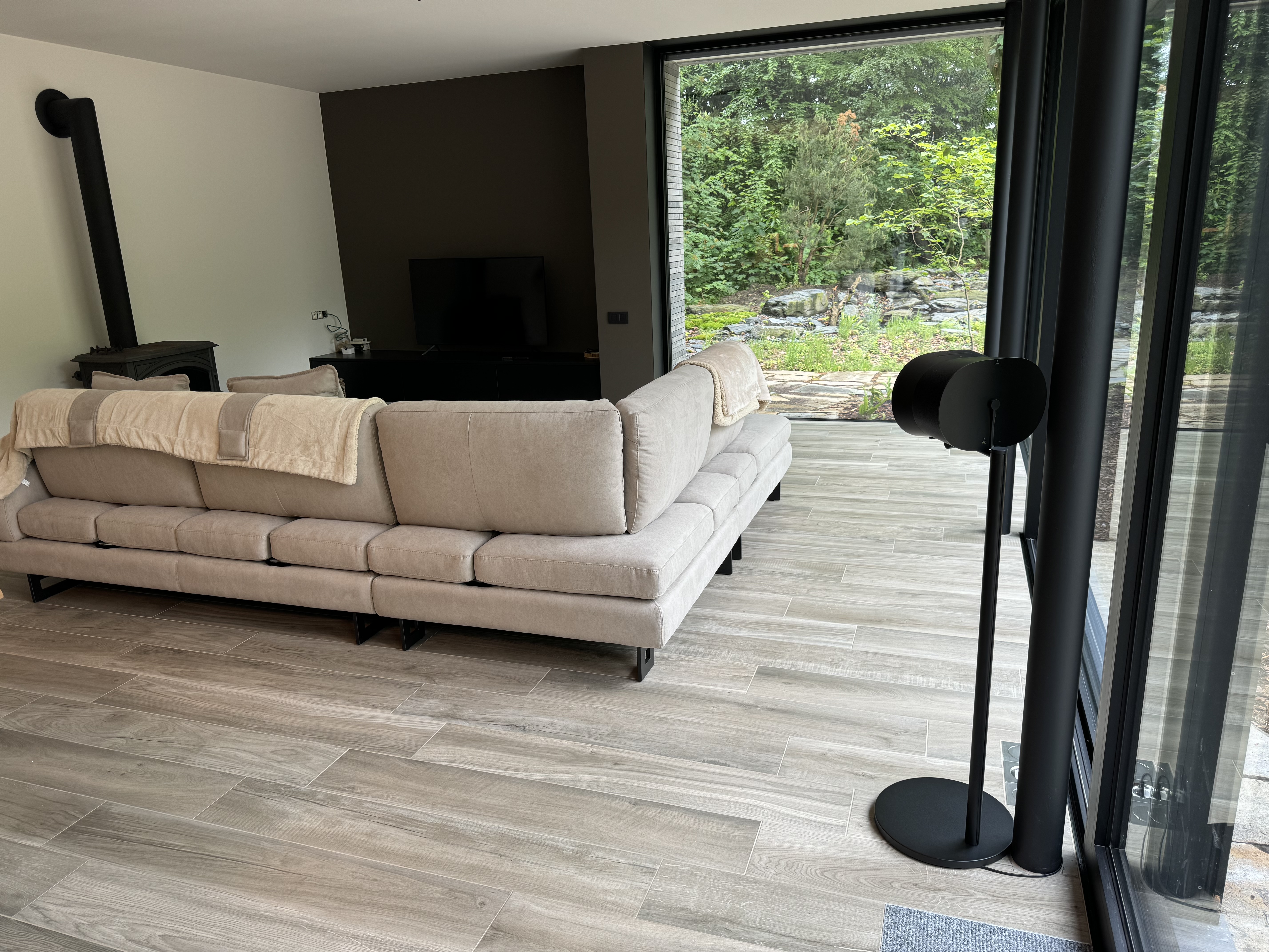 Overzicht van de woonkamer met de Sonos-installatie